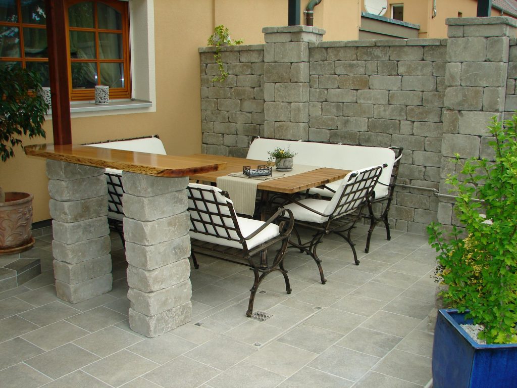 Terrasse-mit Steinmauer-und Kellerstufe-1